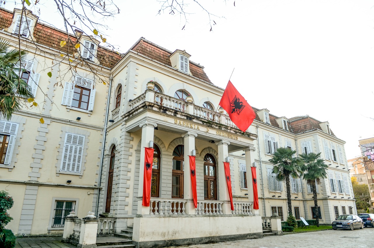 Lutemi per Shqiperine/ Bashkia Shkoder ul flamurin ne gjysem shtize (FOTO)