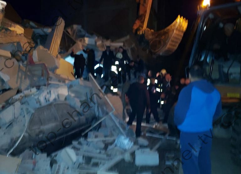 Konfirmohen 5 viktima, dhjetra persona nën rrënoja/ Çfarë la pas vala e tërmeteve në Tiranë, Durrës dhe Thumanë (Video)