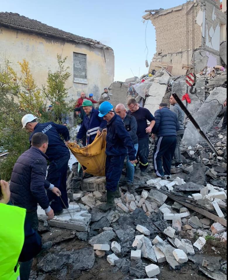 TRAGJIKE! 15 të vdekur nga tërmeti 6.4 ballë në Shqipëri, nxirren dhjetëra të gjallë nga rrënojat – Vijojnë operacionet e shpëtimit