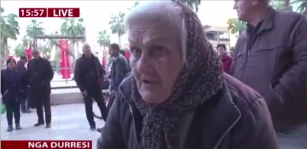 ‘Po pres të martohem’, e moshuara nga Durrësi step gazetarin në transmetim LIVE (VIDEO)