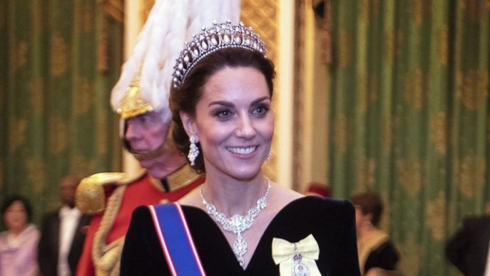 Pritja e Krishtlindjes, Kate Middleton shkëlqen me kurorën e princeshës Diana