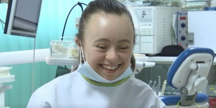 EMOCIONUESE/ Vajza me sindromën Down punësohet si stomatologe dhe dhuron rrogën e saj për të prekurit e tërmetit