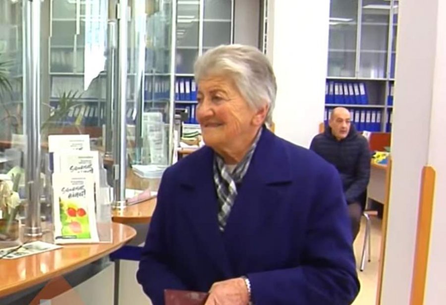 “Vetë do ha më pak”, e moshuara nga Gjirokastra dhuron pensionin e saj për të prekurit nga tërmeti