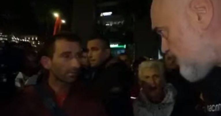 VIDEO/ “Ma kanë çu grun në hotel pa më tregu”, Rama tallet me qytetarin: Paska më shumë men se ty, gruaja është çmendur me këtë