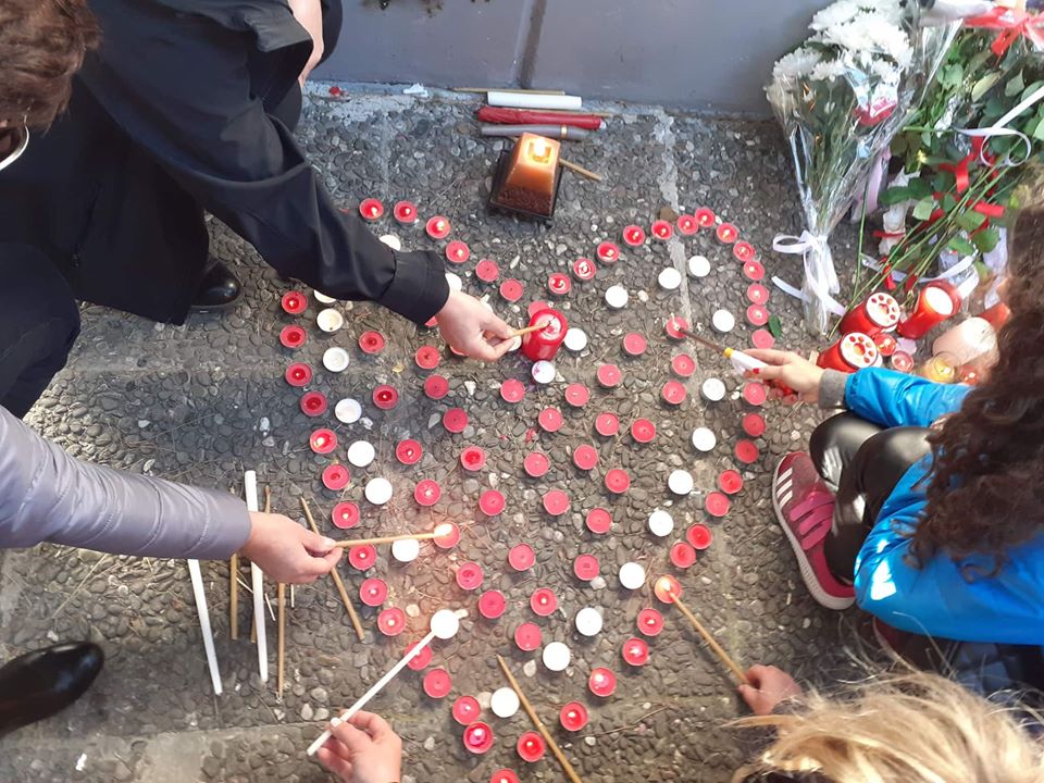 Athinë, homazhe dhe lule për viktimat e tërmeti