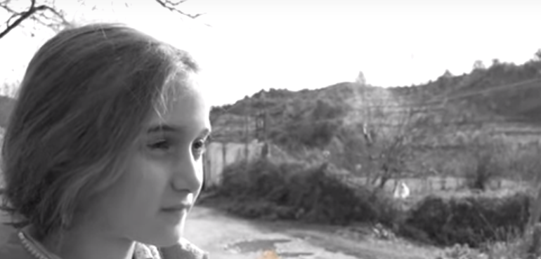 VIDEO/ Historia prekëse e Marselës, 8-vjeçares që fle në mullarin e barit