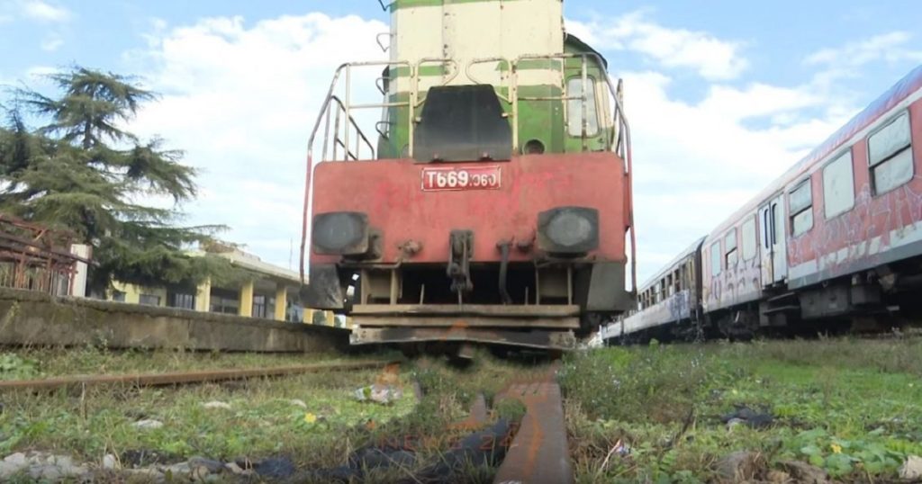 VËZHGIMI – Katër javë treni i pasagjerëve nuk lëviz nga Shkodra, hekurudha në grahmat e fundit të jetës…