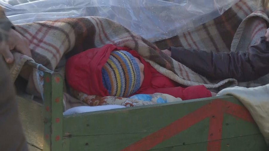 2-vjeçarja fle prej 8 netësh në karrocë, gjyshi kërkon një çadër për strehimin e vogëlushes (VIDEO)
