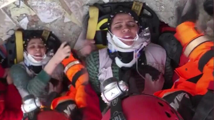 “Bijtë e mi janë nën rrënoja”/ Pasi u shpëtua, gruaja lutet që t’i shpëtojnë fëmijët (VIDEO)