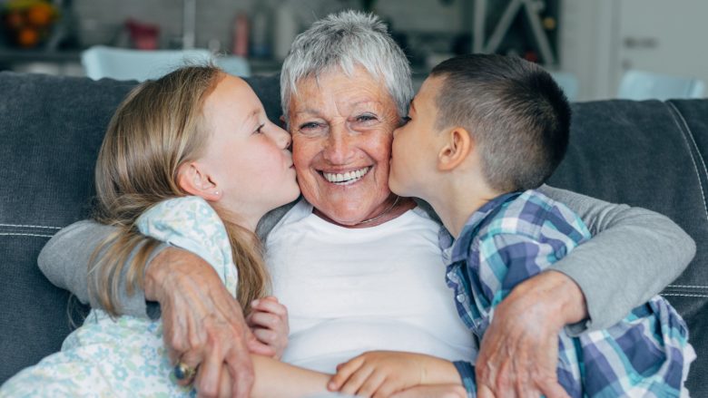 Pse gjyshet i japin më shumë dashuri nipave dhe mbesave, sesa fëmijëve të tyre
