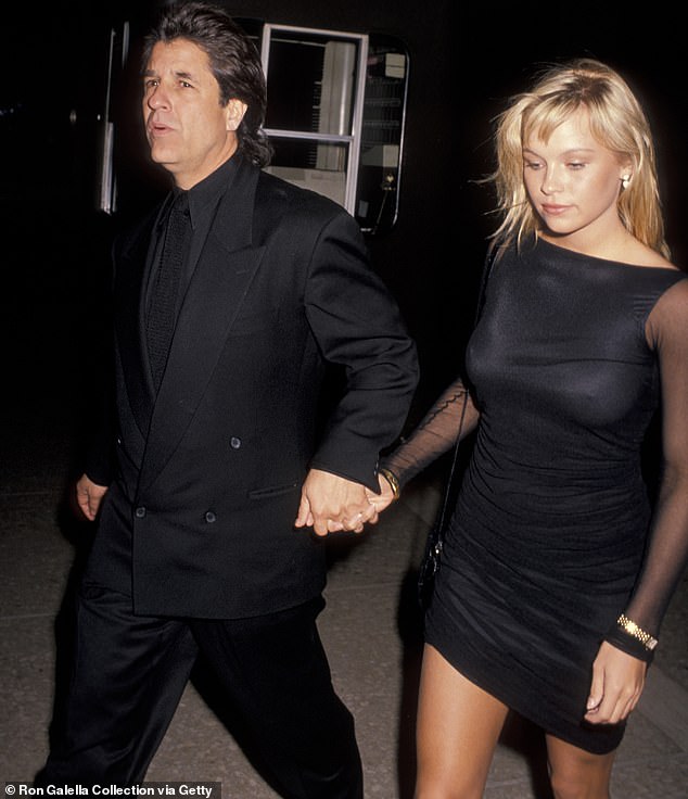Pamela Anderson martohet fshehurazi për të pestën herë. Kësaj radhe me burrin që takoi 30 vjet më parë