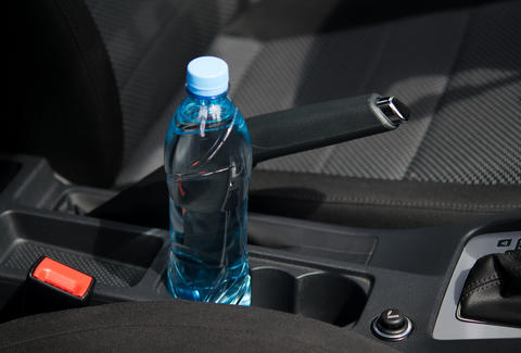 Mos lini ASNJEHER një shishe ujë në makinën tuaj! Ja rreziku