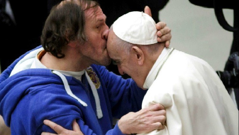 Besimtari puth Papën në ballë, fotoja bëhet virale në të gjithë botën