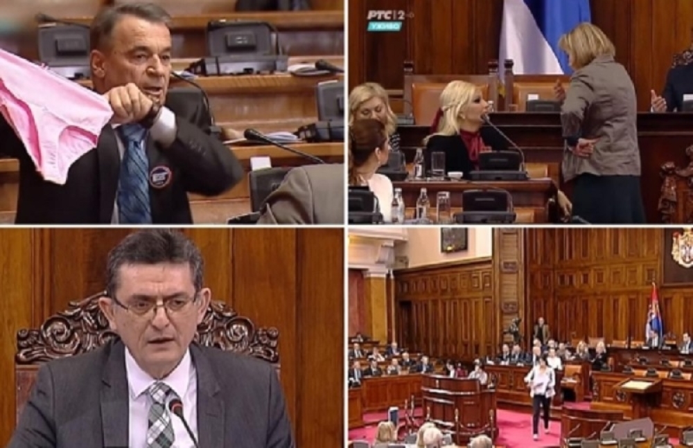 Deputeti serb çudit gjithë Parlamentin, nxjerr një palë brekë rozë dhe tenton t’ia japë ministres së Infrastrukturës