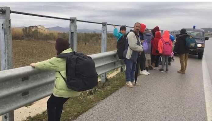 20 refugjatë mashtrohen nga taksisti  I mori 700 Euro për Shkodër i la në Vlorë!