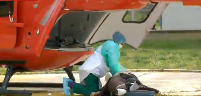 Pamje shokuese në oborrin e Infektivit, mjekja i bën frymëmarrje artificiale pacientit pasi e zbret nga helikopteri. Pësoi arrest kardiak (VIDEO)