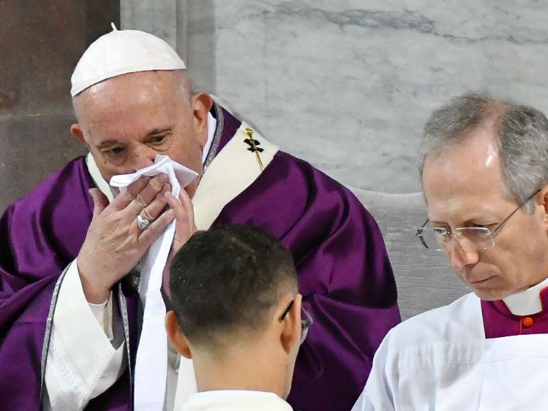 Papa me koronavirus? Ati i Shenjtë shfaqet sërish, por e mbyt kolla
