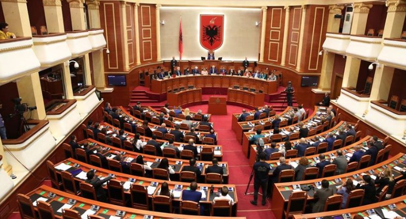 Covid 19 hyn në Kuvendin e Shqipërisë, deputeti del pozitiv, deri dje ishte në seancë