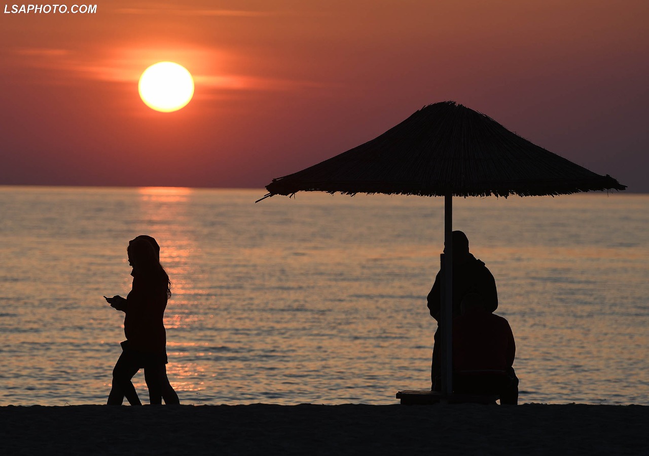 Qytetarët ‘thyejnë’ karantinën, shijojnë perëndimin e diellit në bregdet