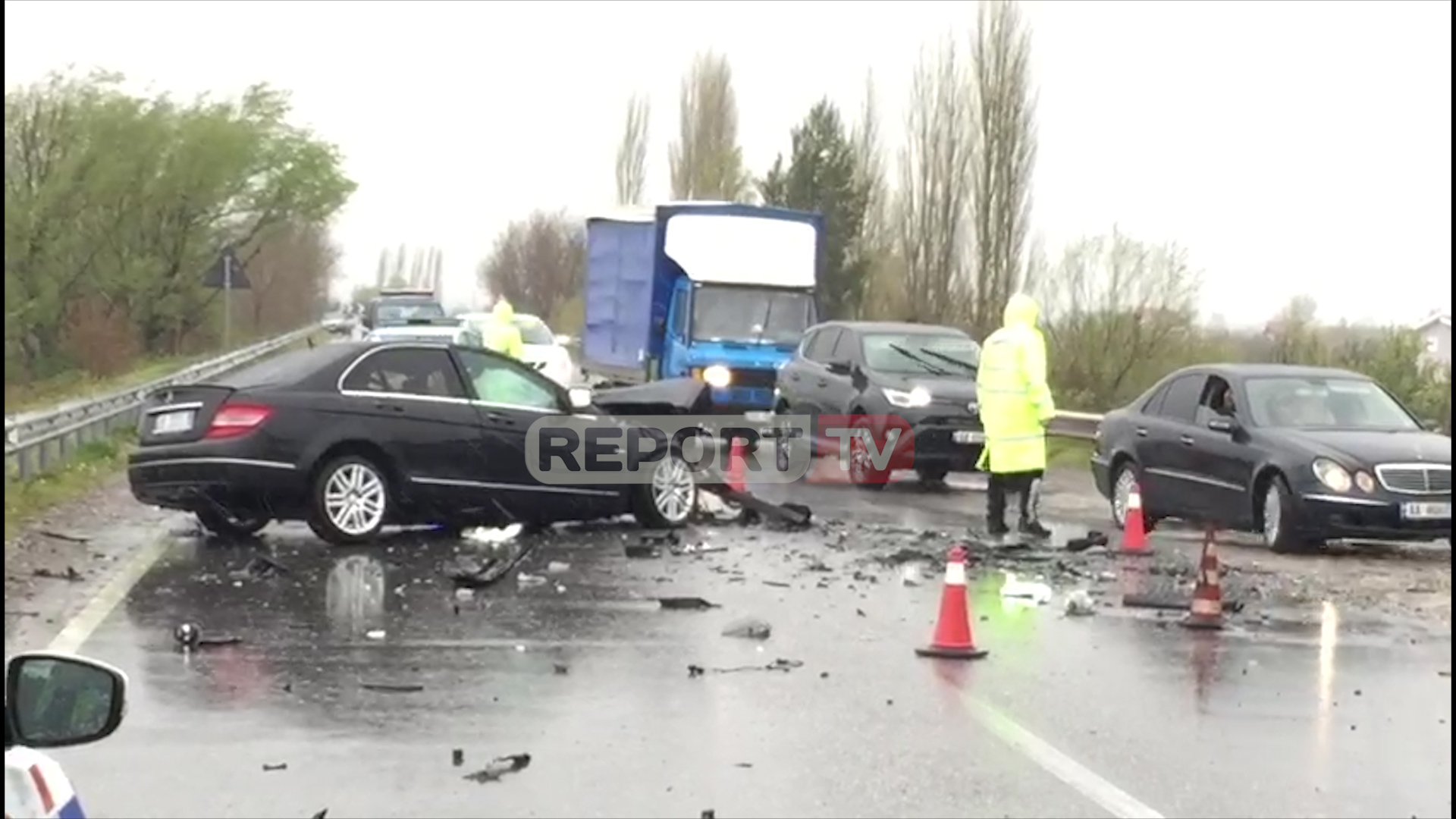 Aksident në Lezhë, makina me shpejtësi del nga rruga dhe përplaset me barrierat – plagoset shoferi (VIDEO)