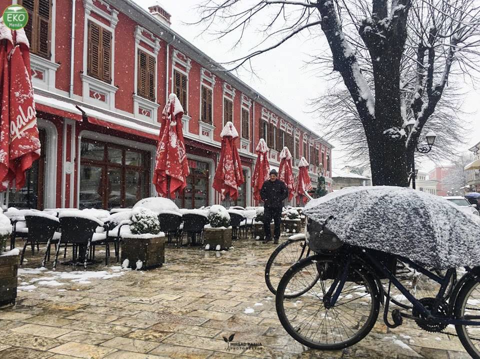 Qyteti i Shkodrës është zgjuar me borë (video)