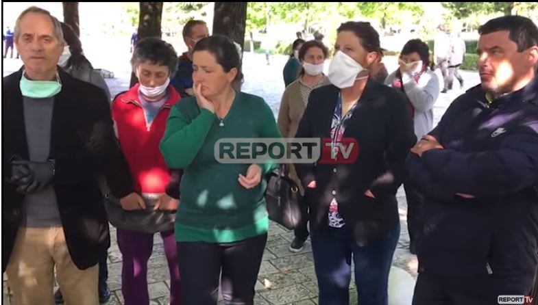 Tregtarët e Zdrales në protestë: Mos na vini shkelmin na gjeni një vend ku të shesim…Më qan fëmija në shtëpi (VIDEO)