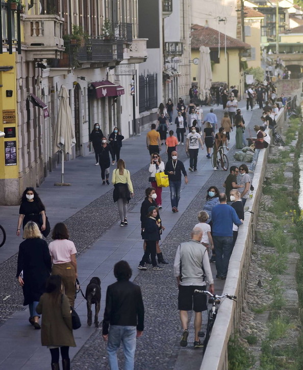 Faza 2 në Itali/ Milano një “bombë e vërtetë” dyndje njerëzish në parqe dhe rrugë