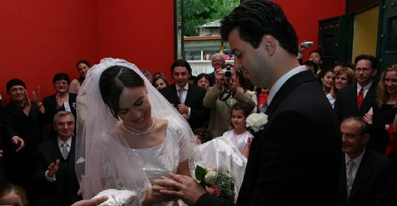 FOTOT / Bashkëshortja dedikim për 15 vjetorin e martesës me Lulzim Bashën. Publikon foton e ceremonisë në Bashkinë e Tiranës