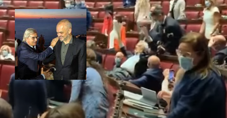 Nuk ka ndodhur kurrë/ Fyen kolegët, Vittorio Sgarbi nxirret zvarrë nga parlamenti italian (VIDEO)