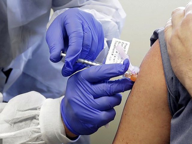 Vaksina antiCovid, gati të testohet në 30.000 persona të shëndetshëm