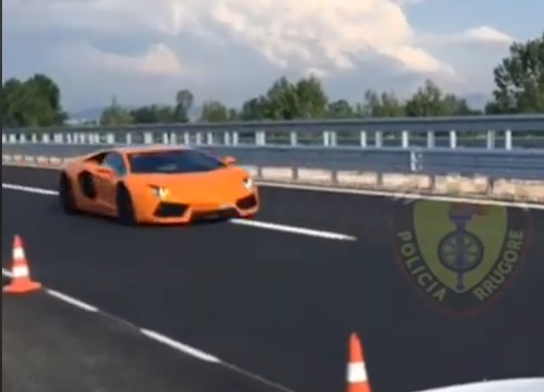 VIDEO / Policia “kap mat” Lamborghinin me 236 km