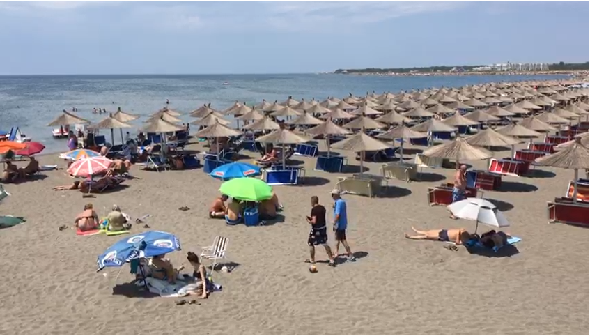 Pushuesit ne Velipoje braktisin shezllonet, zgjedhin plazhin publik : Çmimet janë të mira, skemi frikë nga COVID19
