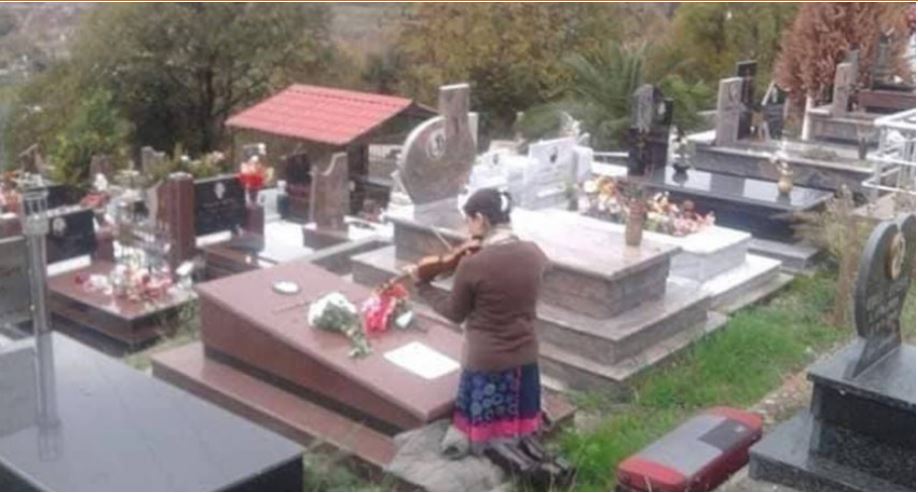 FOTO/Përmbush amanetin e nënës, shqiptarja vjen nga Italia dhe luan me violinë tek varri i saj