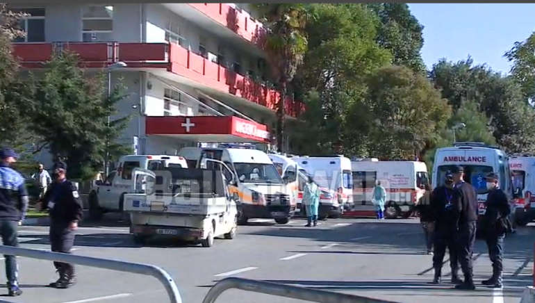 8 ambulanca me të sëmurë para Infektivit, gazetari tregon pamjet 20 urgjenca kanë mbërritur nga mëngjesi