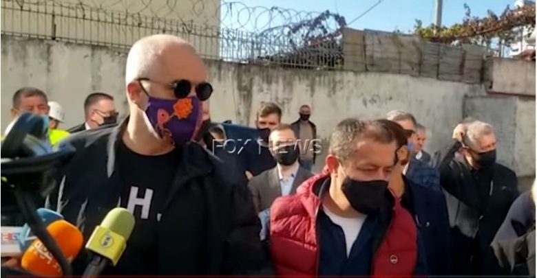 Banorët në Vlorë i ‘turren’ Ramës për banesat e prishura, kryeministri përplaset me qytetaren: Deri këtu, pas kësaj nuk ka më