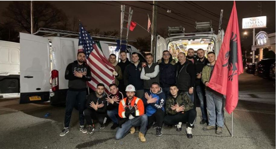 Festat e nëntorit, shqiptarët mbushin rrugët e New Yorkut me flamujt kuq e zi