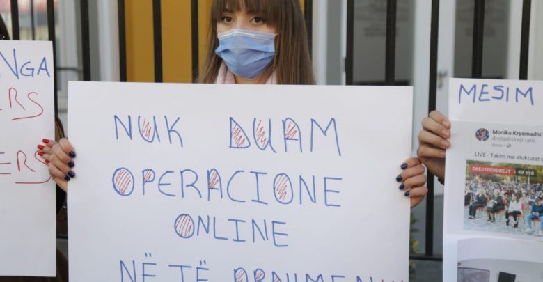 Studentët protestojnë në 3 pika të ndryshme të Tiranës, zbardhen kërkesat e tyre ndaj Ministrisë së Shëndetësisë
