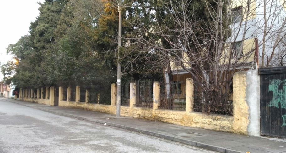 Mbyllet kopshti në Shkodër, prindërit protestë para shkolles Ndoc Mazi