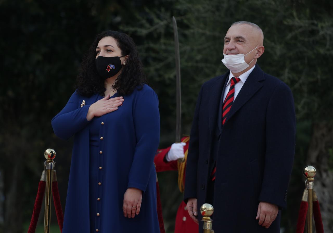 Flamujt e Shqipërisë e Kosovës në maskën mbrojtëse, Vjosa Osmani nis vizitën zyrtare në Tiranë, pritet nga Presidenti Meta