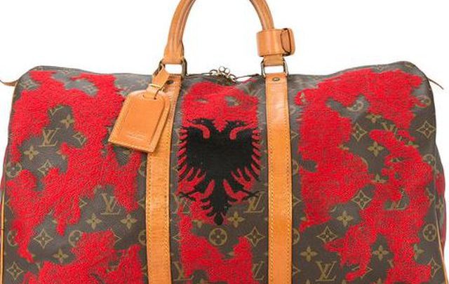 Louis Vuitton hedh në treg çantën patriotike me flamurin shqiptar, njihuni me çmimin marramendës të saj