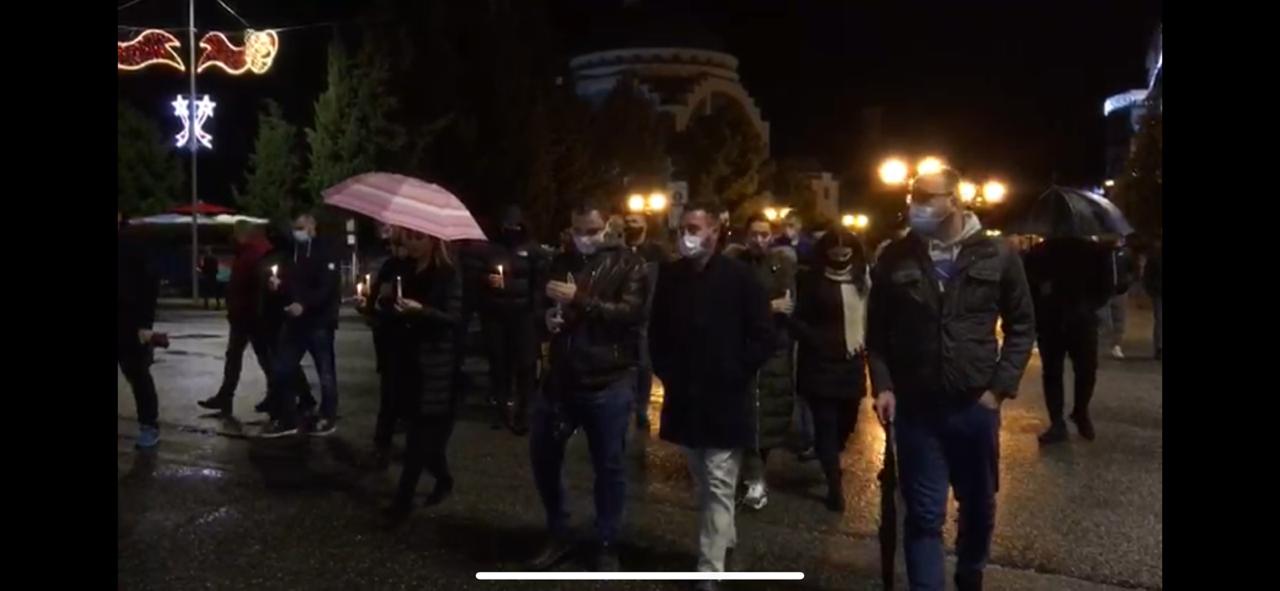 Shkodra thyèn karantinën, me qirinj në duar dhe në mes të shiut, qytetarët protestojnë për Klodian Rashen
