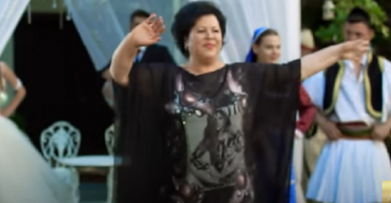U shfaq në videoklip me fustanin ku ishte stampuar p*rnostarja greke, Irin Qirjako sqaron