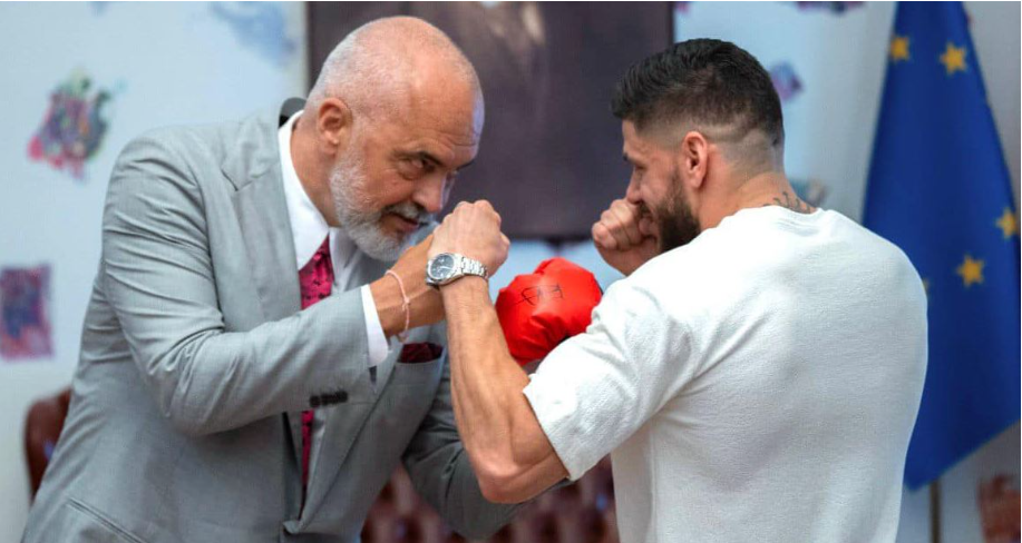 Rama vesh dorezat e boksit, përballet “kokë më kokë” me Florian Markun : I nderuar nga vizita e një tjetër ylli të sportit shqiptar