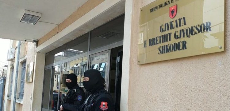 U arrestuan për shpërdorim detyre, gjykata e Shkodrës liron 7 policët