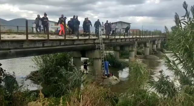 VIDEO/ Një person bie nga ura, rrezikon të mbytet në ujërat e Drinit në Lezhë, ndërhyjnë zjarrfikësit