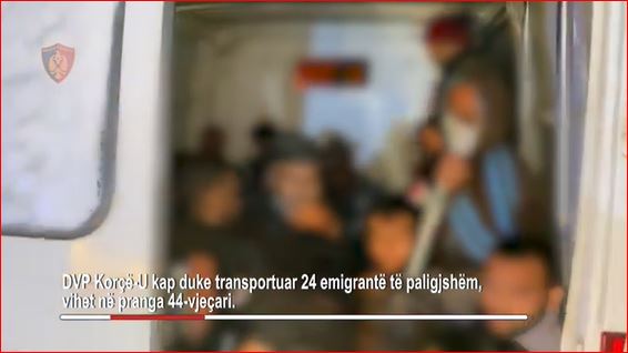 VIDEO/ U premtoi kalimin drejt Europës, vihet në pranga 44-vjeçari që po transportonte 24 emigrantë të paligjshëm
