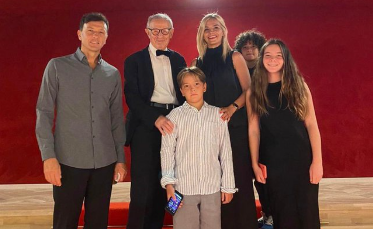Doktori i famshëm Mentor Petrela feston ditëlindjen dhe një personazh i familjes postoi një foto