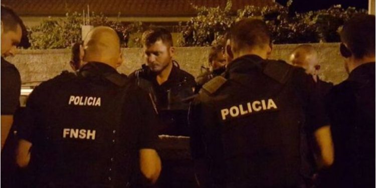 Mori gërshërët dhe shkoi në komisariat për të kërcënuar policin, arrestohet 57 vjeçari