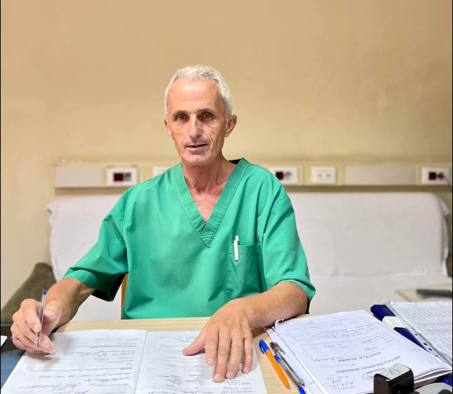 40 vite ne sherbim te pacienteve / Infermieri Ruzhdi Aliaj mbyll karrieren e tij te gjate
