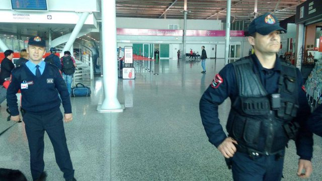 Grabitet çanta e shqiptarit në aeroportin e Rinasit, policia zbulon se…